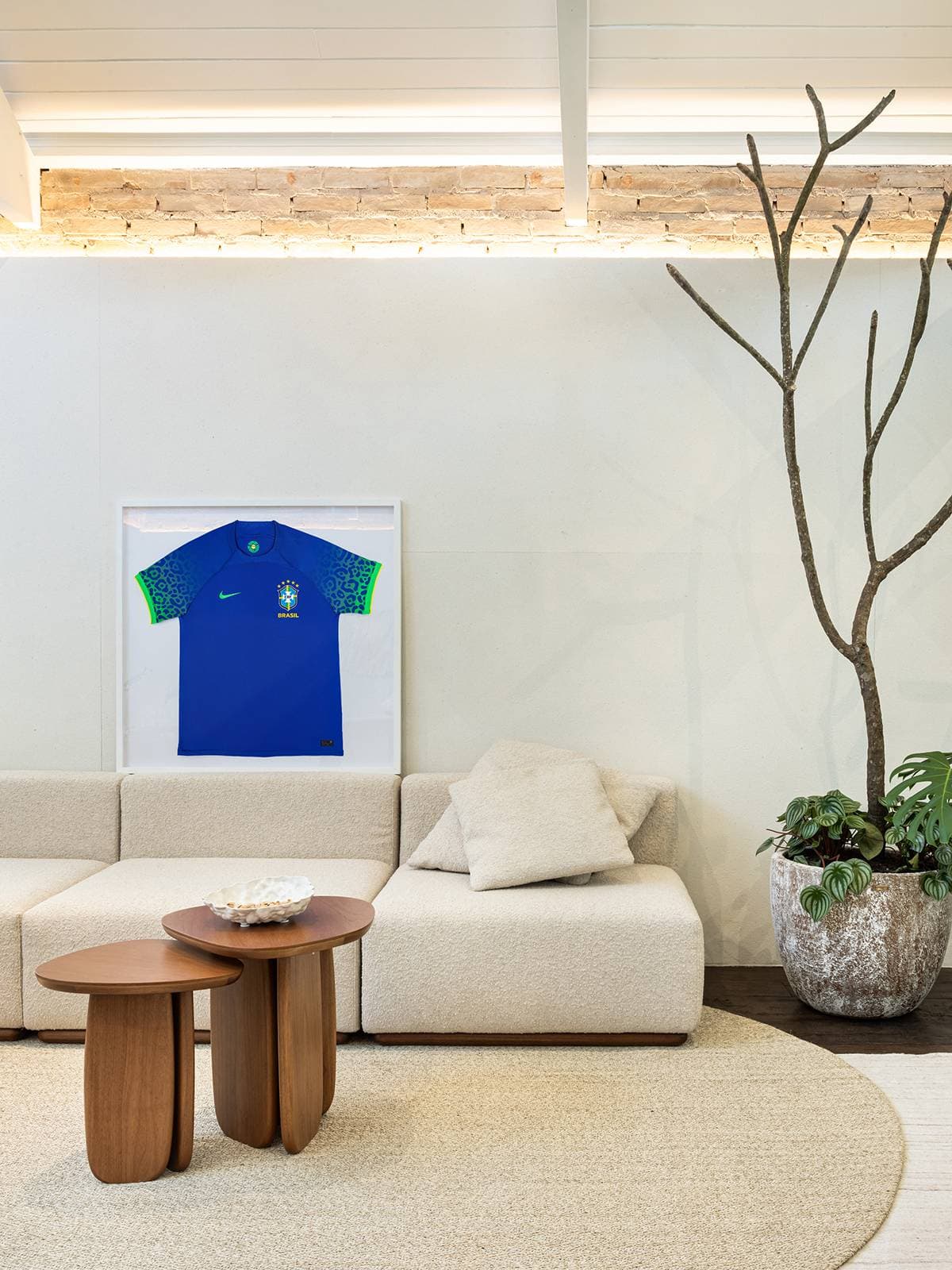 Placeholder — Camisa em moldura caixa com composição personalizada